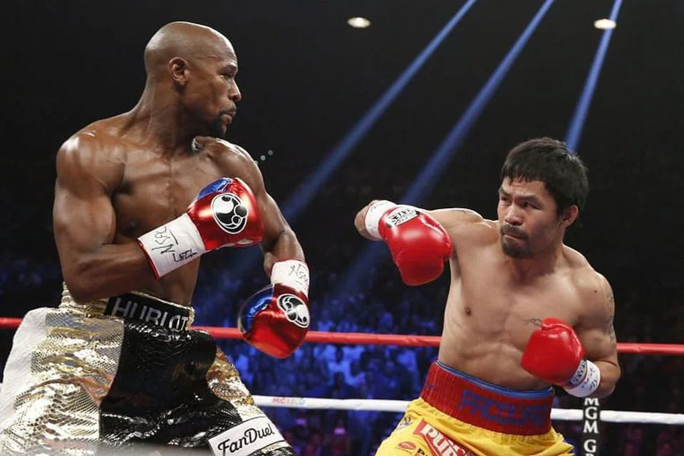 Floyd Mayweather Jr. (kiri) menentang Manny Pacquiao dalam perlawanan pada 2015 di Las Vegas. 