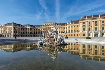 ISTANA GAH: Istana Schonbrunn di Vienna, Austria, mempunyai banyak ruang menarik untuk diteroka termasuk taman haiwan, kafe dan muzium kecil.