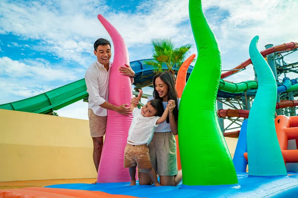 Jangan lepaskan peluang bermain bersama keluarga di laluan berhalangan bertema marin sepanjang 85 meter di Wild Wild Wet.