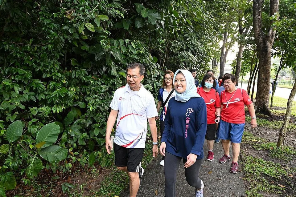 KEGIATAN BERJALAN PANTAS: Setiausaha Parlimen Kanan (Kesihatan merangkap Undang-Undang), Cik Rahayu Mahzam menyertai kegiatan berjalan pantas anjuran Persatuan Rakyat dan disertai lebih 50 peserta di Bukit Batok semalam pagi. - Foto HPB