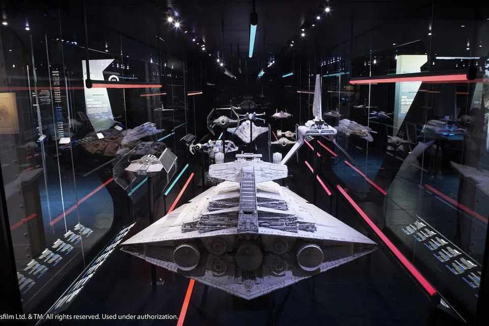 MODEL PESAWAT DAN KAPAL ANGKASA: Pesawat perang dan kapal angkasa yang digunakan dalam filem-filem Star Wars turut menarik perhatian peminat, terutama kanak-kanak. Ia turut menjadi bahan pameran. - Foto BH oleh TIMOTHY DAVID, MUZIUM ARTSCIENCE dan LUCASFILM 