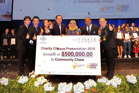 DERMA: Presiden Halimah Yacob (tiga dari kanan) bersama Pengerusi Dana Masyarakat Encik Phillip Tan (empat dari kanan), Encik Ismail Gafoor (dua dari kanan) dan beberapa kakitangan kanan Propnex di majlis penyampaian cek yang menandakan sumbangan derma $500,000 firma itu kepada Dana Masyarakat. - Foto PROPNEX