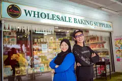 SEDIAKAN BAHAN HALAL: Cik Nurul Aishah Dato' Andi Ahmad dan suaminya, Encik Norhisam Morni, membekalkan bahan secara borong kepada kedai, kafe dan juga peniaga kecil-kecilan yang berniaga di rumah. - Foto BH oleh NUR DIYANA TAHA