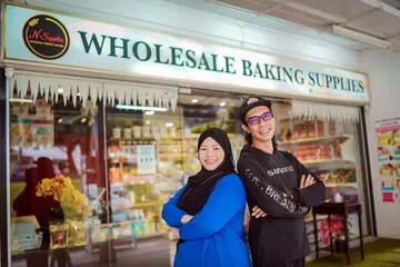 SEDIAKAN BAHAN HALAL: Cik Nurul Aishah Dato' Andi Ahmad dan suaminya, Encik Norhisam Morni, membekalkan bahan secara borong kepada kedai, kafe dan juga peniaga kecil-kecilan yang berniaga di rumah. - Foto BH oleh NUR DIYANA TAHA