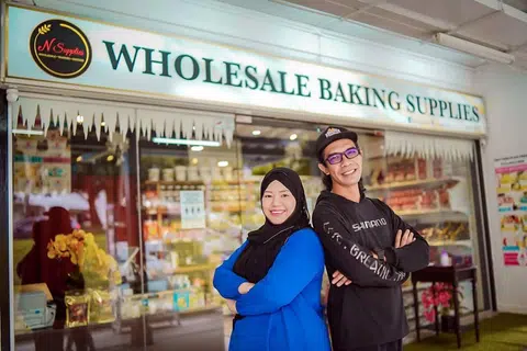 SEDIAKAN BAHAN HALAL: Cik Nurul Aishah Dato' Andi Ahmad dan suaminya, Encik Norhisam Morni, membekalkan bahan secara borong kepada kedai, kafe dan juga peniaga kecil-kecilan yang berniaga di rumah. - Foto BH oleh NUR DIYANA TAHA