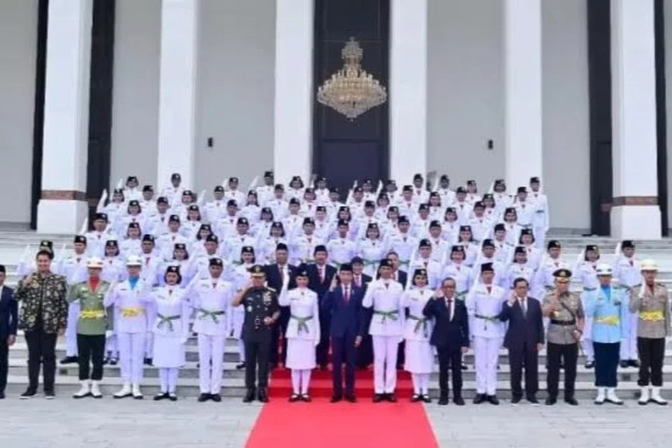 Presiden Joko Widodo melantik 76 pelajar sebagai anggota pasukan pengibar bendera 2024 di Istana Negara, Nusantara, pada  13 Ogos.