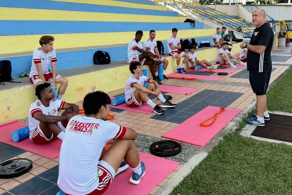 Ketua Jurulatih Balestier Khalsa, Marko Kraljevic (berdiri), ketika latihan pasukannya yang berlangsung di Stadium Yio Chu Kang pada 1 Oktober. Pasukan itu terpaksa berpindah-randah dari satu stadium ke stadium lain, selepas padang St Wilfred ditutup.