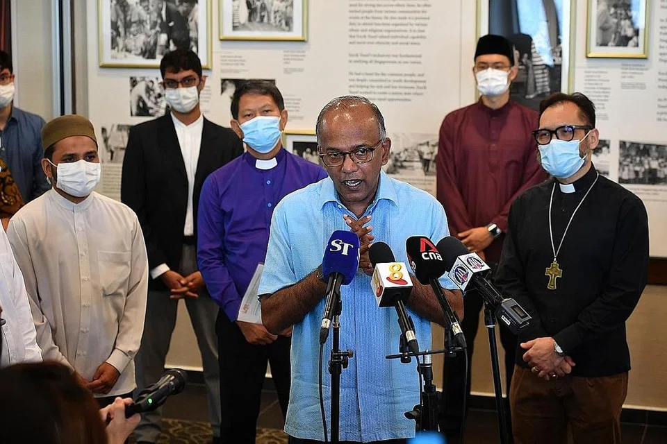 SEMANGAT PERPADUAN: Encik Shanmugam (depan) bersama pemimpin Kristian termasuk Presiden NCCS, Reverend Keith Lai (berbaju ungu), telah menemui Mufti Dr Nazirudin Mohd Nasir (kiri) dan Ketua Eksekutif Majlis Ugama Islam Singapura (Muis), Encik Esa Masood (bersongkok hitam), di Masjid Yusof Ishak pada Khamis lalu. - Foto BH oleh CHONG JUN LIANG