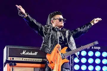 BUAT PERSEMBAHAN: Encik Jack Ma mendendangkan lagu untuk meraikan ulang tahun ke-20 Alibaba di Hangzhou, China, pada 10 September lalu. Beliau secara rasmi meletak jawatan sebagai pengerusi firma perdagangan elektronik terbesar, Alibaba Group Holding Ltd, pada hari tersebut. - Foto AFP