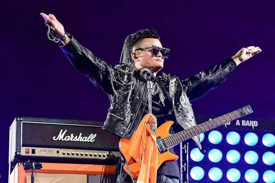 BUAT PERSEMBAHAN: Encik Jack Ma mendendangkan lagu untuk meraikan ulang tahun ke-20 Alibaba di Hangzhou, China, pada 10 September lalu. Beliau secara rasmi meletak jawatan sebagai pengerusi firma perdagangan elektronik terbesar, Alibaba Group Holding Ltd, pada hari tersebut. - Foto AFP