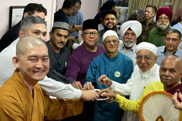 Presiden Persatuan Bertindak Ginjal bagi Masyarakat Islam (MKAC), Encik Ameerali Abdeali (tengah, berbaju biru), bersama wakil daripada agama lain dan IRO semasa majlis iftar di ibu pejabat MKAC, pada 13 Mac.
