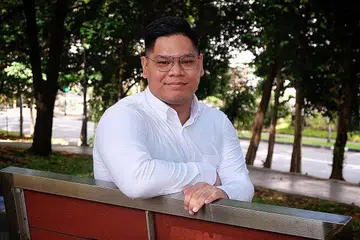 PEKERJAAN YANG BERMAKNA: Encik Firdaus adalah antara graduan yang telah menerima Ijazah Sarjana Muda Sains (Kepujian) dalam Fisioterapi yang ditawarkan Institut Teknologi Singapura (SIT) bersama Kolej Trinity Dublin awal minggu ini. - Foto BH oleh KHALID BABA