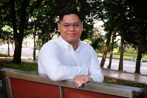 PEKERJAAN YANG BERMAKNA: Encik Firdaus adalah antara graduan yang telah menerima Ijazah Sarjana Muda Sains (Kepujian) dalam Fisioterapi yang ditawarkan Institut Teknologi Singapura (SIT) bersama Kolej Trinity Dublin awal minggu ini. - Foto BH oleh KHALID BABA