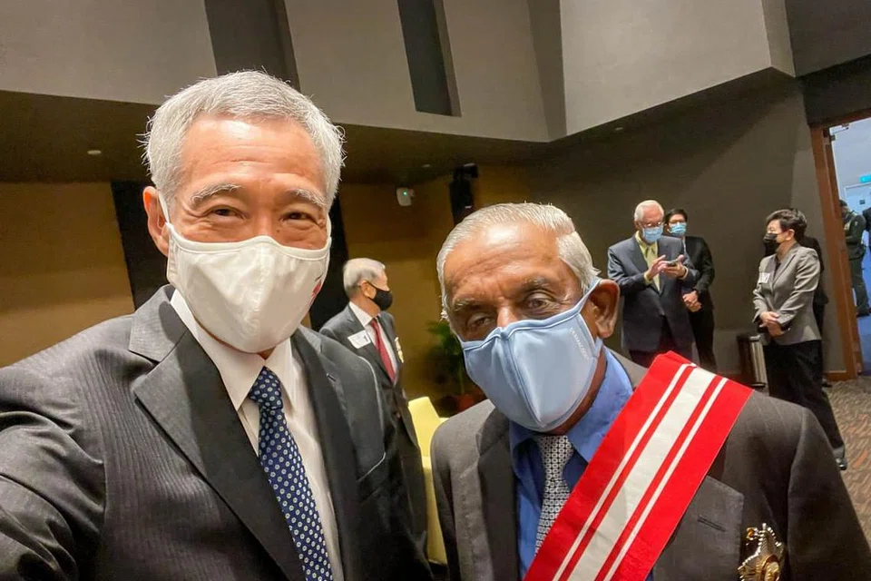Perdana Menteri Lee Hsien Loong bergambar bersama Encik Jayakumar, yang sumbangannya kepada negara tidak ternilai dan diberi penghormatan tertinggi dalam Anugerah Hari Kebangsaan 2020. 