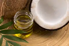 Minyak kelapa dikatakan baik untuk rambut kering dan rosak. Ia dapat membantu melembutkan rambut, mengurangkan kerosakan, dan memberi kilauan.