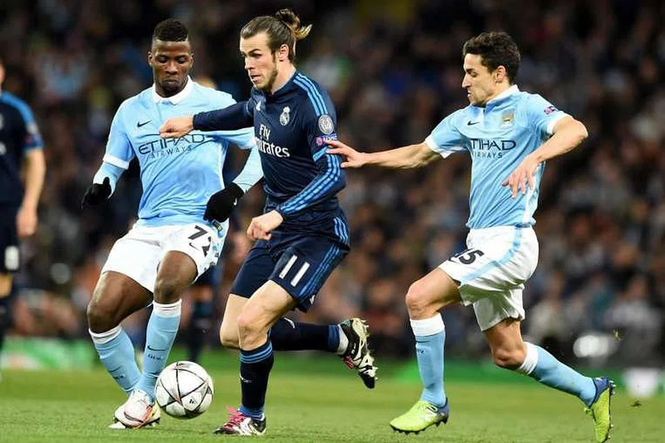 Gareth Bale daripada Real Madrid (tengah) bersaing bersama Kelechi Iheanacho (kiri) dan Jesus Navas daripada Manchester City dalam perlawanan separuh akhir pertama Liga Juara-Juara di Stadium Etihad pada Selasa (26 Apr). 