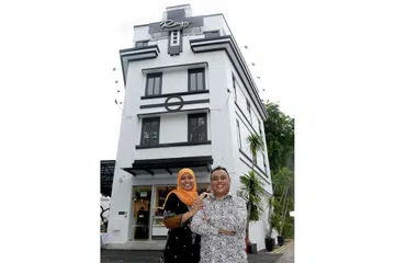 INGIN TARIK PELANGGAN GOLONGAN KORPORAT: Encik Rahmad Basir dan isterinya, Cik Reetha EF, mengambil masa yang lama mencari tempat di kawasan bandar kerana mahu kedudukan restorannya menjadi satu tarikan bagi warga korporat selain hidangan yang memenuhi cita rasa mereka. - Foto-foto TAUFIK A. KADER