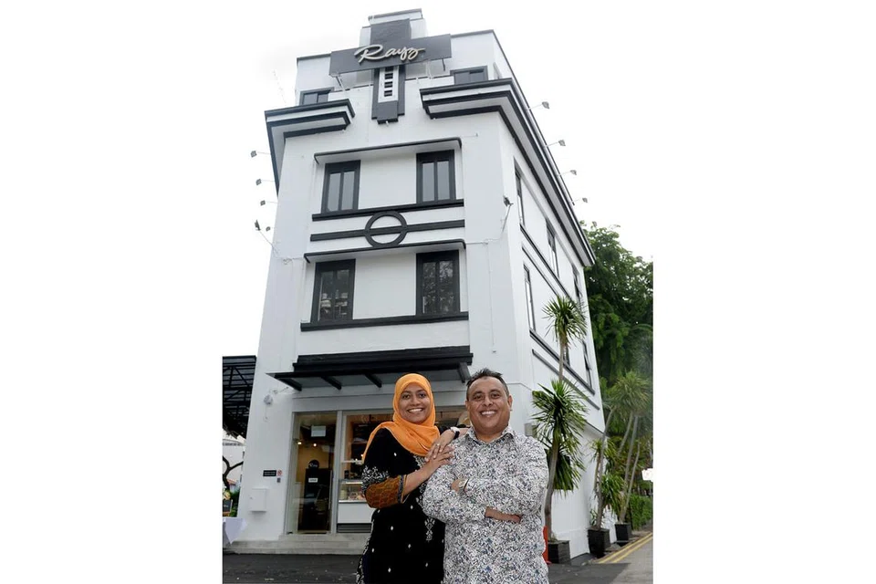 INGIN TARIK PELANGGAN GOLONGAN KORPORAT: Encik Rahmad Basir dan isterinya, Cik Reetha EF, mengambil masa yang lama mencari tempat di kawasan bandar kerana mahu kedudukan restorannya menjadi satu tarikan bagi warga korporat selain hidangan yang memenuhi cita rasa mereka. - Foto-foto TAUFIK A. KADER