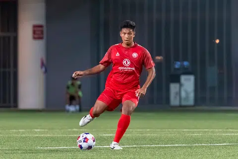 Pemain pertahanan Young Lions, Aqil Yazid, mempamerkan semangat tidak menyerah kalah apabila terus memberi tekanan kepada pemain Balestier.
