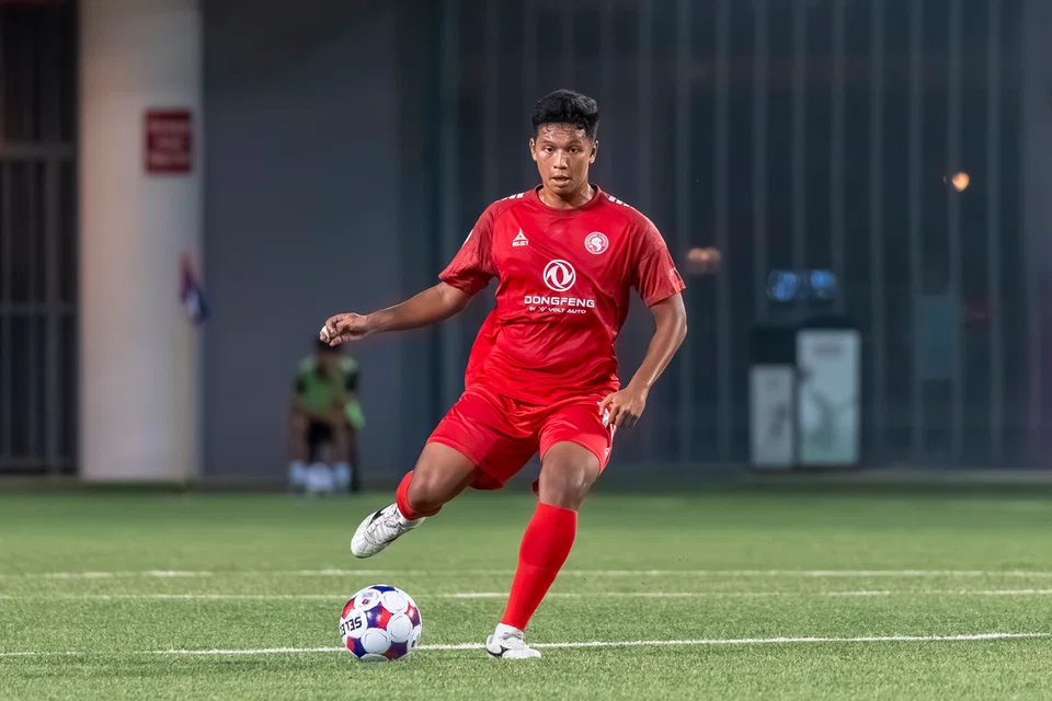 Pemain pertahanan Young Lions, Aqil Yazid, mempamerkan semangat tidak menyerah kalah apabila terus memberi tekanan kepada pemain Balestier.