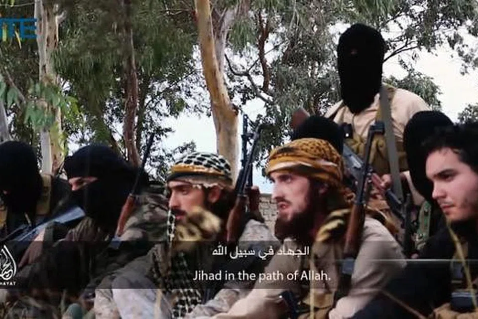 MILITAN PERANCIS: Imej yang diperolehi daripada video militan IS pada 19 November lalu menunjukkan tiga militan Perancis - Abu Maryam (tengah), Abu Osama (dua dari kanan) dan Abu Salman (kanan) bersama militan IS yang lain. - Foto AFP