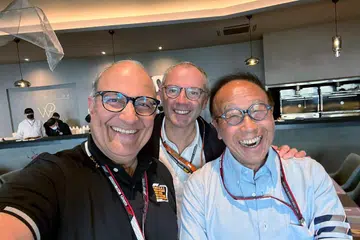 BERDEPAN DAKWAAN: Mantan Menteri Pengangkutan, S Iswaran (kiri) bergambar bersama hartawan, Encik Ong Beng Seng (kanan) dan Ketua Pegawai Eksekutif Formula Satu, Encik Stefano Domenicali pada Oktober 2022.