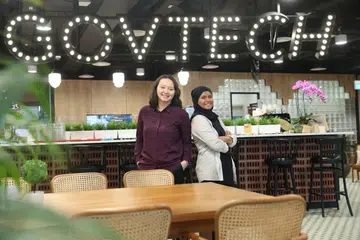 MINAT MENDALAM: Cik Fala (kiri) dan Cik Sarah (kanan), bertugas sebagai pereka UX bersama GovTech, dan mahu terus berkecimpung dalam bidang ini. - Foto BH oleh TIMOTHY DAVID