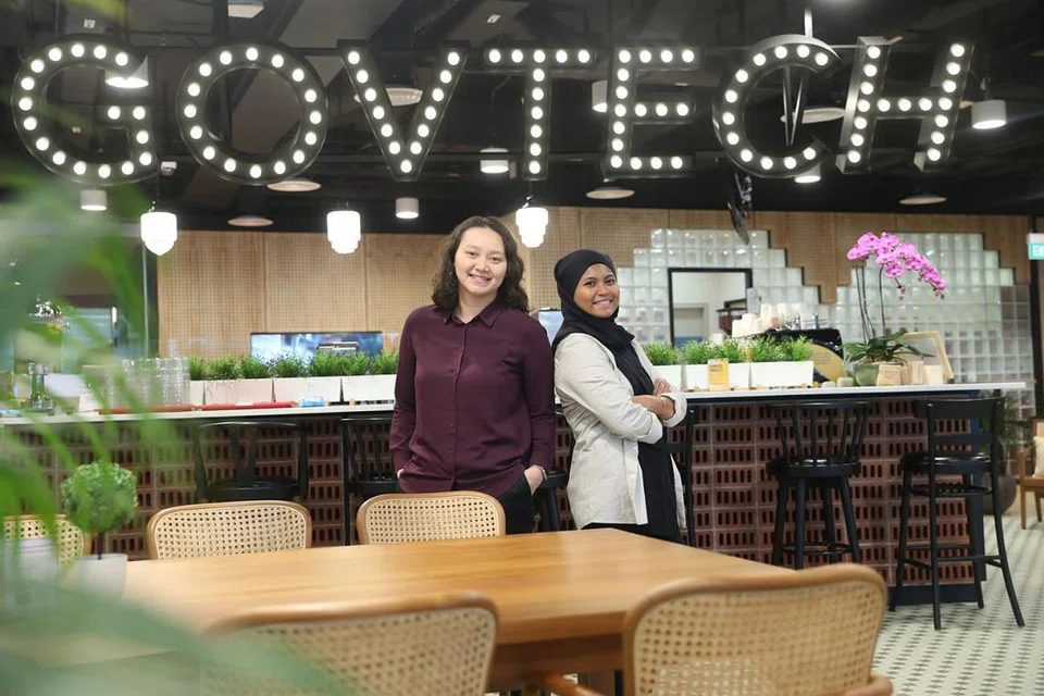 MINAT MENDALAM: Cik Fala (kiri) dan Cik Sarah (kanan), bertugas sebagai pereka UX bersama GovTech, dan mahu terus berkecimpung dalam bidang ini. - Foto BH oleh TIMOTHY DAVID