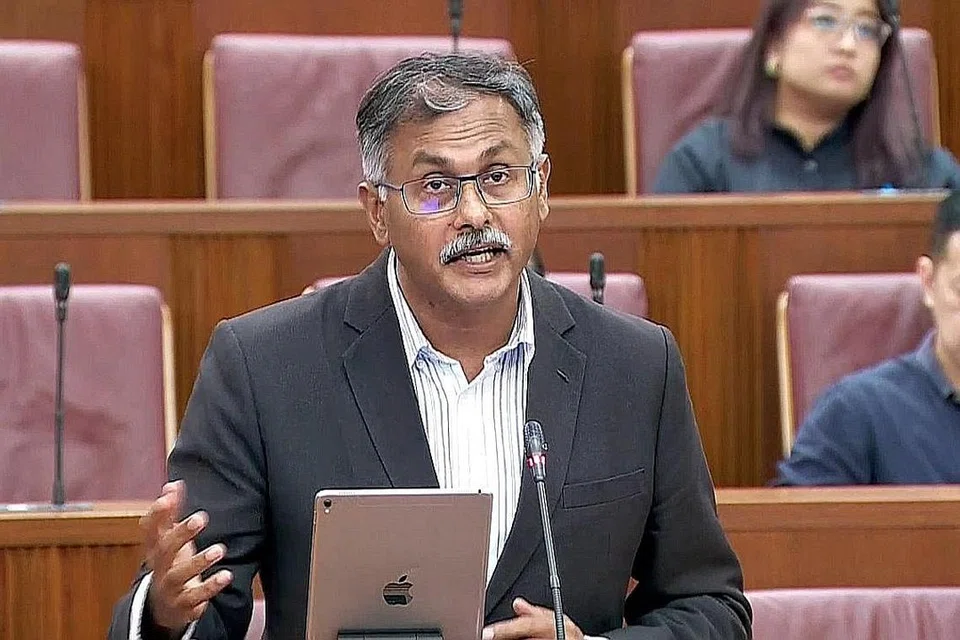 KEPERCAYAAN PERLU DIPUPUK: Timbalan Perdana Menteri, Encik Lawrence Wong menyambut tetamu semasa Majlis Makan Malam Pelantikan & Kenaikan Pangkat Perkhidmatan Pentadbiran 2023 pada Mac lalu. Encik Murali Pillai (gambar atas) berkata kepercayaan terhadap pemerintah tidak boleh diandaikan, sebaliknya perlu dibina dan dipupuk dengan teliti. - Foto fail ST