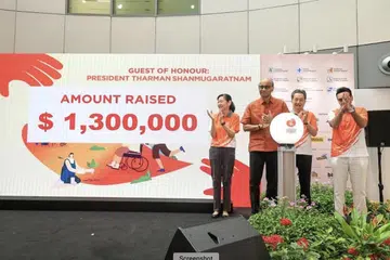 CABARAN PRESIDEN 2023: Presiden Tharman Shanmugaratnam (dua dari kiri) hadiri majlis anjuran SingHealth bagi meraikan usaha mengumpul dana untuk Cabaran Presiden 2023 pada Sabtu di SNEC.