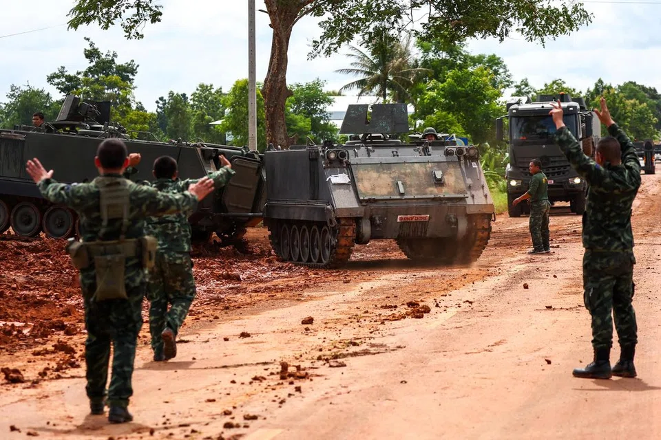 Kenderaan perisai tentera (APC) kelihatan di atas jalan berhampiran sempadan Thailand-Kemboja di wilayah Sisaket, sehari selepas pemimpin Kemboja dan Thailand bersetuju melaksanakan gencatan senjata pada 28 Julai bagi menamatkan konflik paling berdarah antara kedua-dua negara dalam lebih sedekad, menjelang rundingan antara pihak tentera Thailand, 29 Julai 2025.