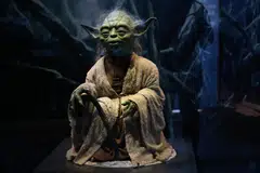 WATAK-WATAK UTAMA: Peranan Yoda (atas), Darth Vader dan Jabba the Hutt dalam filem-filem 'Star Wars' sentiasa berada dalam ingatan peminat. Pengunjung ke pameran 'Star Wars: Identities' berpeluang melihat pakaian dan patung watak-watak itu mulai 30 Januari di Muzium ArtScience. - Foto BH oleh TIMOTHY DAVID, MUZIUM ARTSCIENCE dan LUCASFILM 