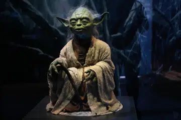 WATAK-WATAK UTAMA: Peranan Yoda (atas), Darth Vader dan Jabba the Hutt dalam filem-filem 'Star Wars' sentiasa berada dalam ingatan peminat. Pengunjung ke pameran 'Star Wars: Identities' berpeluang melihat pakaian dan patung watak-watak itu mulai 30 Januari di Muzium ArtScience. - Foto BH oleh TIMOTHY DAVID, MUZIUM ARTSCIENCE dan LUCASFILM 