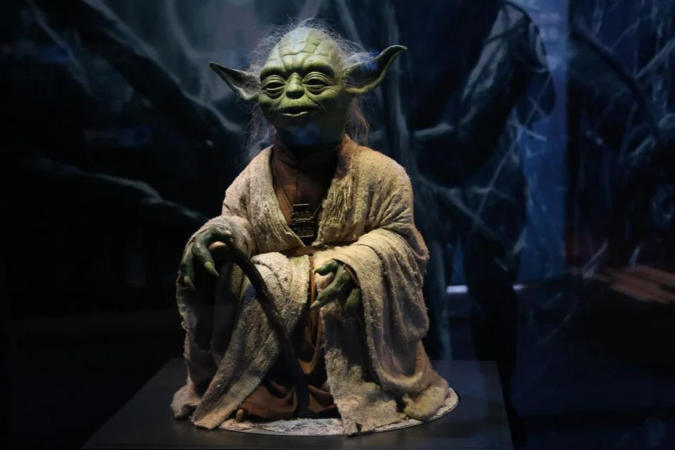 WATAK-WATAK UTAMA: Peranan Yoda (atas), Darth Vader dan Jabba the Hutt dalam filem-filem 'Star Wars' sentiasa berada dalam ingatan peminat. Pengunjung ke pameran 'Star Wars: Identities' berpeluang melihat pakaian dan patung watak-watak itu mulai 30 Januari di Muzium ArtScience. - Foto BH oleh TIMOTHY DAVID, MUZIUM ARTSCIENCE dan LUCASFILM 