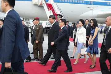 SAMBUT ROMBONGAN: Encik Heng menyambut ketibaan Presiden China, Encik Xi Jinping, yang melawat Singapura tidak lama dulu. - Foto fail 