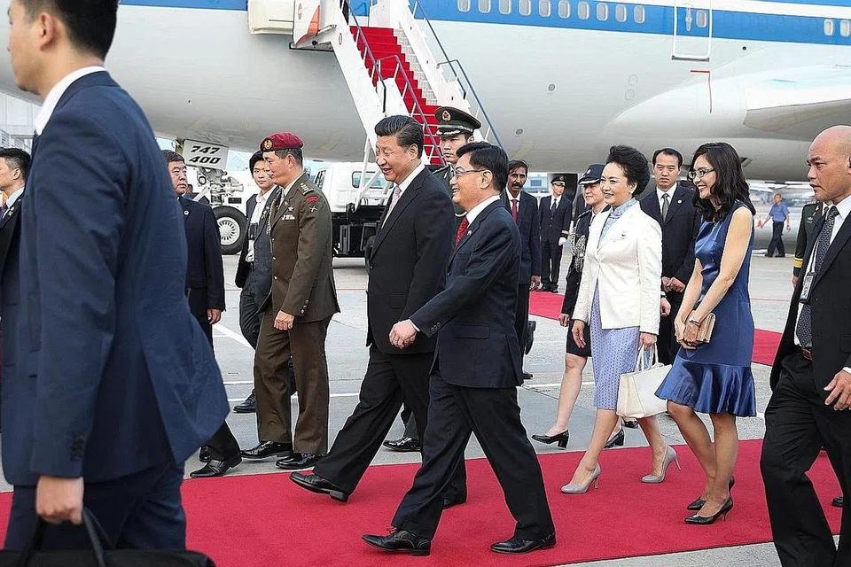 SAMBUT ROMBONGAN: Encik Heng menyambut ketibaan Presiden China, Encik Xi Jinping, yang melawat Singapura tidak lama dulu. - Foto fail 