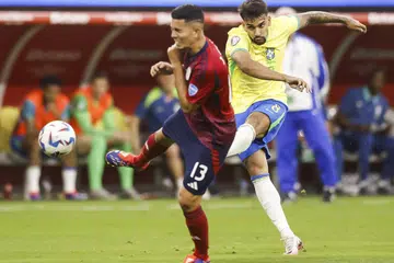 Pemain tengah Brazil, Lucas Paqueta (kanan), melakukan rembatan yang cuba dibendung pemain tengah Costa Rica, Jefferson Brenes (kiri), pada separuh masa kedua perlawanan antara Brazil dan Costa Rica di saingan Copa Amrica 2024.
