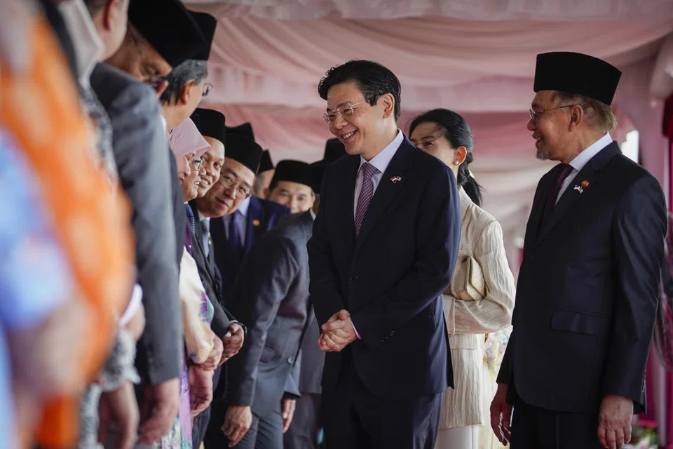 Perdana Menteri, Encik Lawrence Wong (dua dari kanan) bertemu jemaah menteri Malaysia, sambil diiringi Perdana Menteri Malaysia, Datuk Seri Anwar Ibrahim (kanan).