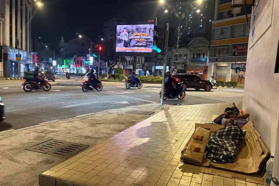 Pak Cik Idris, 60 tahun, tidak menyangka akan menghabiskan masa tuanya sebagai gelandangan dan tidur beralaskan kepingan kotak di kaki lima bangunan sekitar Chow Kit, Kuala Lumpur.