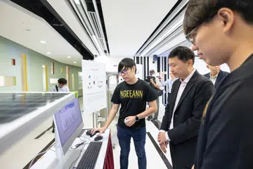 BENTUK MASA DEPAN: Pemangku Menteri Pengangkutan, Encik Chee Hong Tat (tengah), mendengar penjelasan daripada penuntut Politeknik Ngee Ann mengenai penggunaan data yang dikumpul bagi mencetus inovasi dan penyelesaian masalah tenaga.