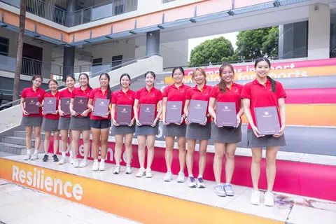 Seramai 23 daripada 30 atlet-pelajar Sekolah Sukan Singapura (SSP) yang menduduki peperiksaan Program Diploma International Baccalaureate (IBDP) 2024 berjaya menyertai Skuad Remaja Kebangsaan atau Pasukan Kebangsaan dalam sukan masing-masing semasa masih menuntut. Gambar menunjukkan 11 daripada mereka.