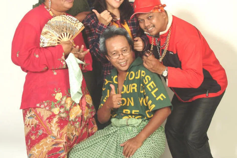 Husin Saaban (kanan) hargai keakraban pelawak Singapura untuk bersatu hati dalam satu projek sebagaimana yang diusahakannya bersama (dari kiri) Alias Kadir, Suhaimi Yusof, Mastura Ahmad dan Ahmad Stokin (duduk) dalam Fiesta Komedi.
