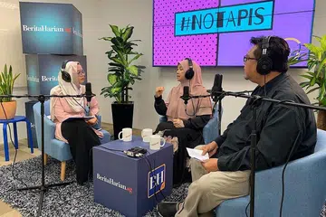 BERI POSITIF, DAPAT POSITIF: Dr Muhaya Mohammad mengongsi pelbagai panduan berfikiran positif dalam episod terbaru #NoTapis tahun ini. Bersamanya ialah hos podcast Shahida Sarhid dan Suhaimi Yusof. - Foto BH oleh FAKHRURADZI ISMAIL