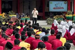 Unit antipengganasan polis, Densus 88, memberi penerangan  kepada 1,600 pelajar  Sekolah Menengah Atas Negeri (SMAN) 4 Pekanbaru bagi mencegah bahaya radikalisme.