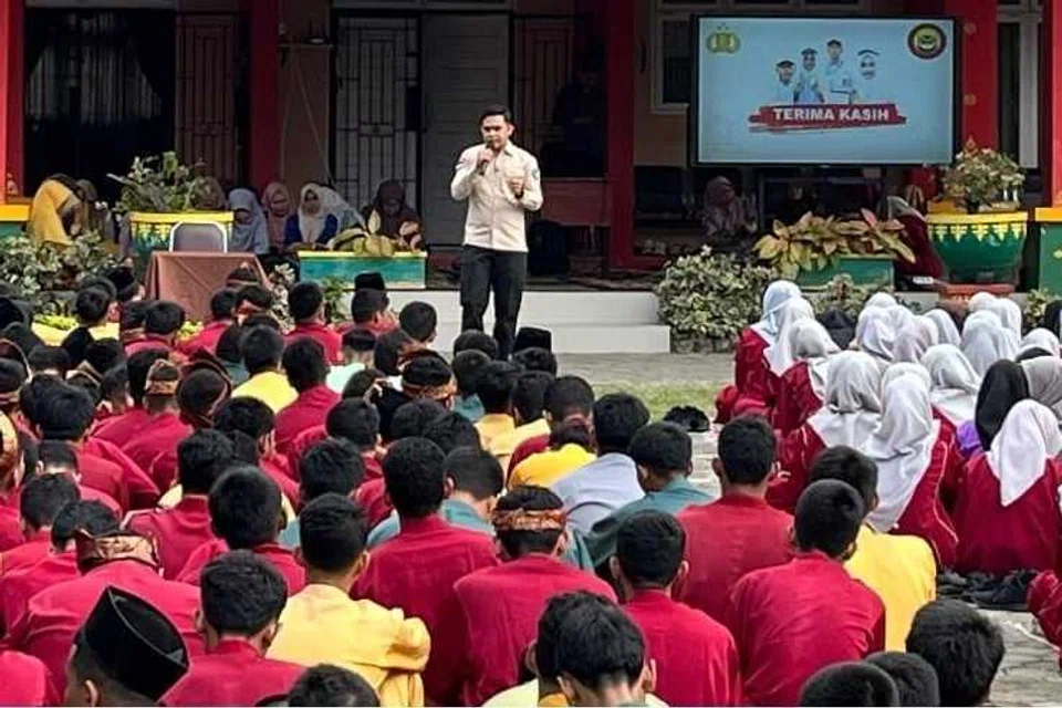 Unit antipengganasan polis, Densus 88, memberi penerangan  kepada 1,600 pelajar  Sekolah Menengah Atas Negeri (SMAN) 4 Pekanbaru bagi mencegah bahaya radikalisme.