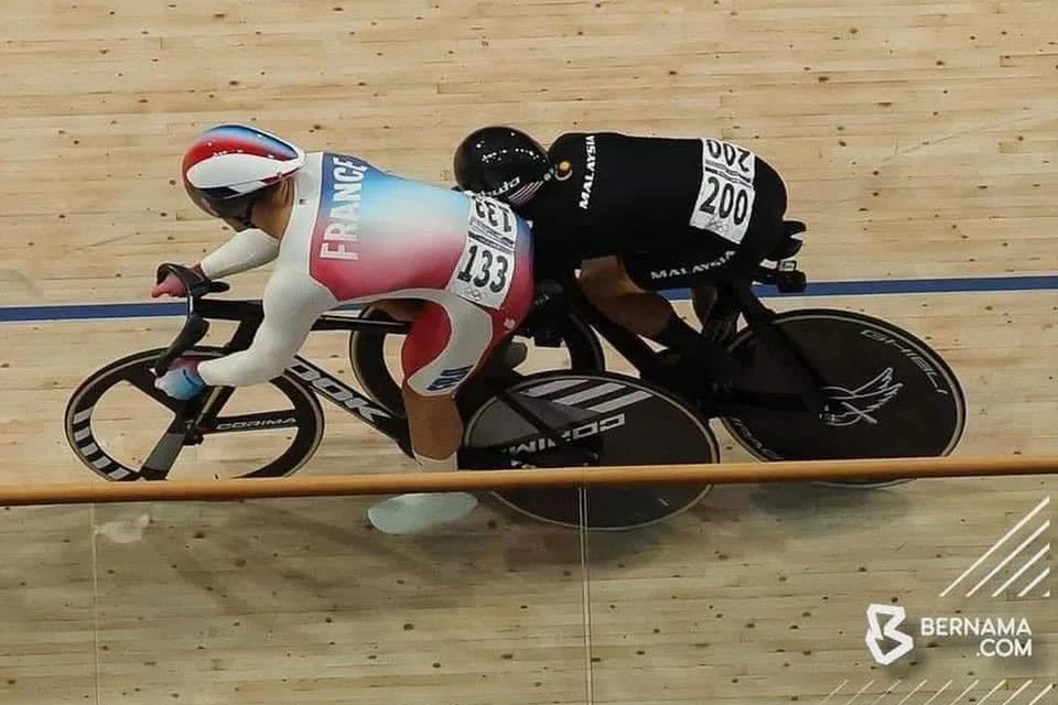Jaguh berbasikal trek Malaysia, Datuk Azizulhasni Awang (kanan), disingkirkan seawal saringan pertama acara keirin lelaki dalam Sukan Olimpik Paris 2024 di Velodrom Saint Quentin, selepas didapati memotong derny (basikal elektrik bertindak sebagai pacer) sebelum derny meninggalkan trek sekali gus memaksa perlumbaan dimulakan semula tanpa penyertaannya.