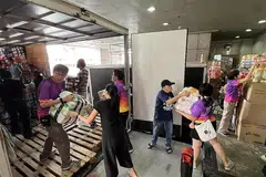 HULUR BANTUAN: Seramai 80 relawan Team Nila Majlis Sukan Singapura membantu menyusun barangan yang disumbangkan orang ramai kepada Kedutaan Turkey di Singapura untuk mangsa gempa bumi di Turkey dan Syria. - Foto MAJLIS SUKAN SINGAPURA