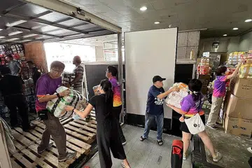 HULUR BANTUAN: Seramai 80 relawan Team Nila Majlis Sukan Singapura membantu menyusun barangan yang disumbangkan orang ramai kepada Kedutaan Turkey di Singapura untuk mangsa gempa bumi di Turkey dan Syria. - Foto MAJLIS SUKAN SINGAPURA