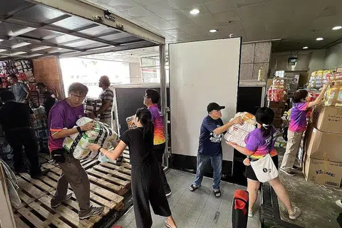 HULUR BANTUAN: Seramai 80 relawan Team Nila Majlis Sukan Singapura membantu menyusun barangan yang disumbangkan orang ramai kepada Kedutaan Turkey di Singapura untuk mangsa gempa bumi di Turkey dan Syria. - Foto MAJLIS SUKAN SINGAPURA