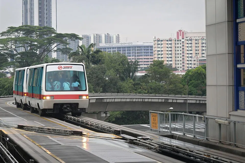 TERLIBAT DALAM PROJEK PEMBAHARUAN: Pemerintah memberikan perincian mengenai projek pembaharuan bernilai sekitar $344 juta bagi sistem LRT Bukit Panjang berusia 19 tahun itu. - Foto fail